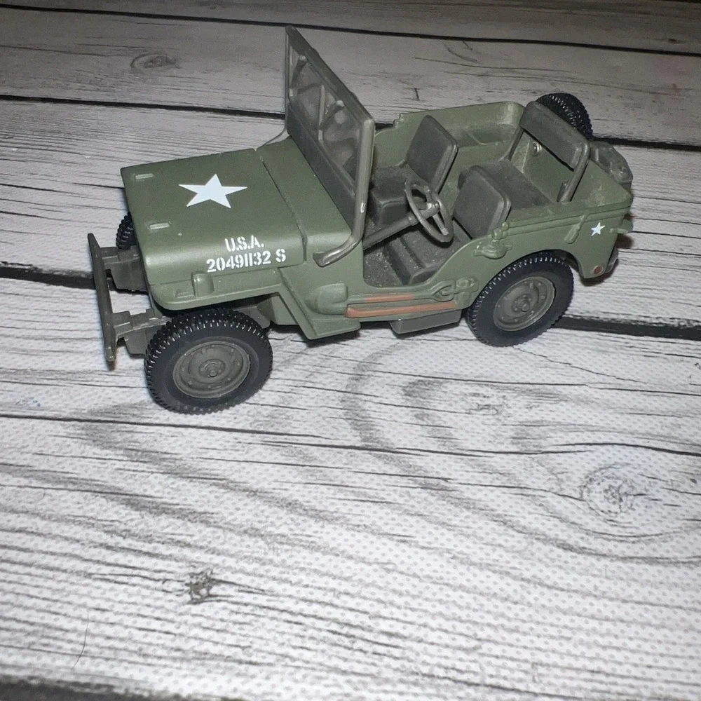 Vintage 2001 Jeep Willys Military Green 1:32 Plastic Toy Vehicle Loose